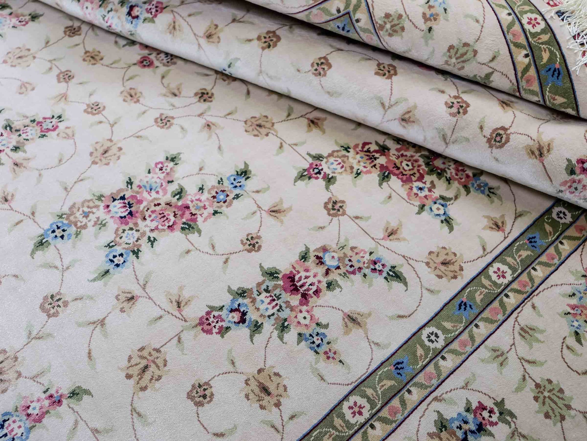 Sehr feiner, handgeknüpfter Khademi Orientteppich mit Hereke Design aus reiner Seide, creme, weiß. 185x124 cm. Vertrieb durch Jupiter Intl.