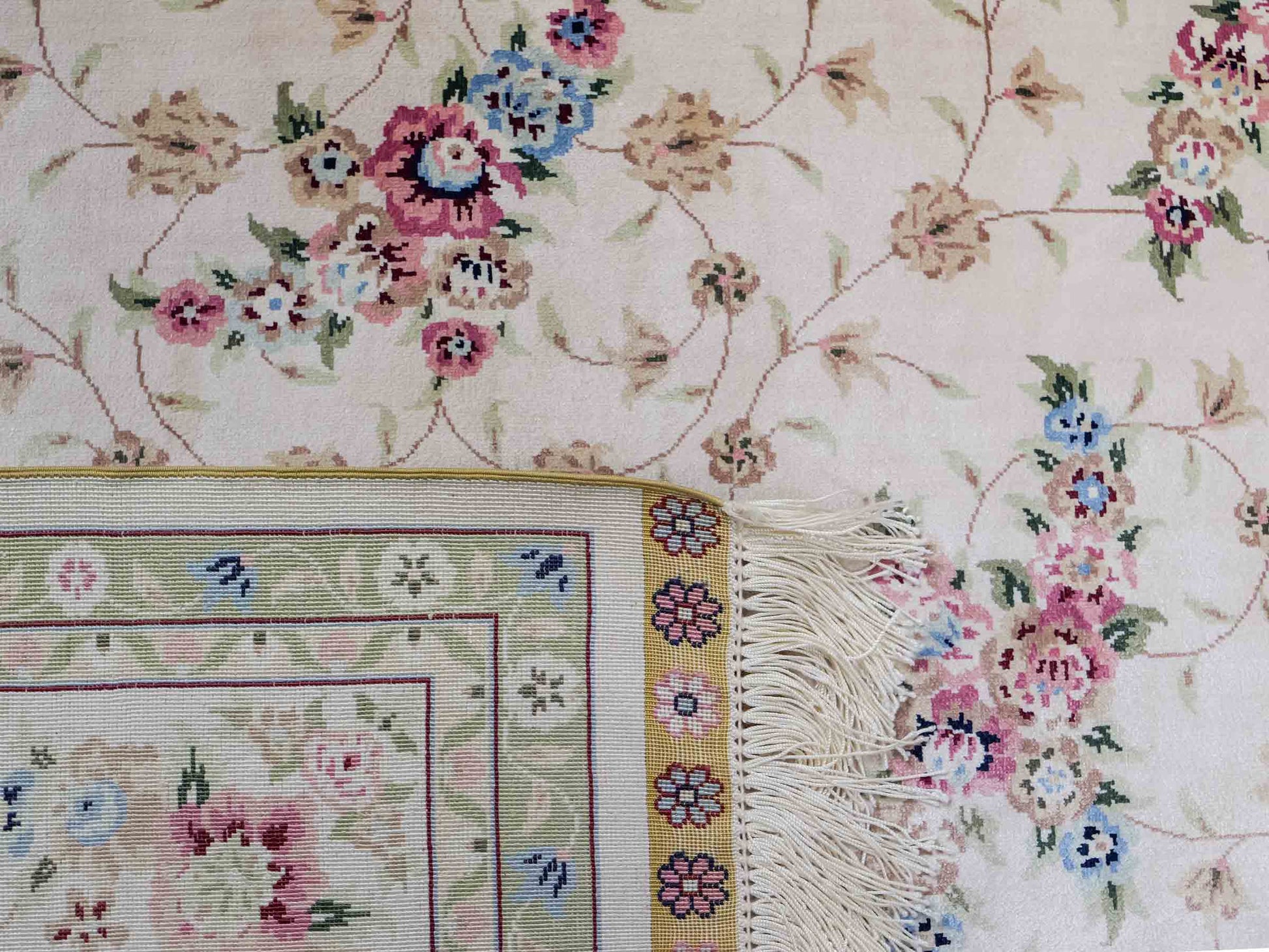 Sehr feiner, handgeknüpfter Khademi Orientteppich mit Hereke Design aus reiner Seide, creme, weiß. 185x124 cm. Vertrieb durch Jupiter Intl.