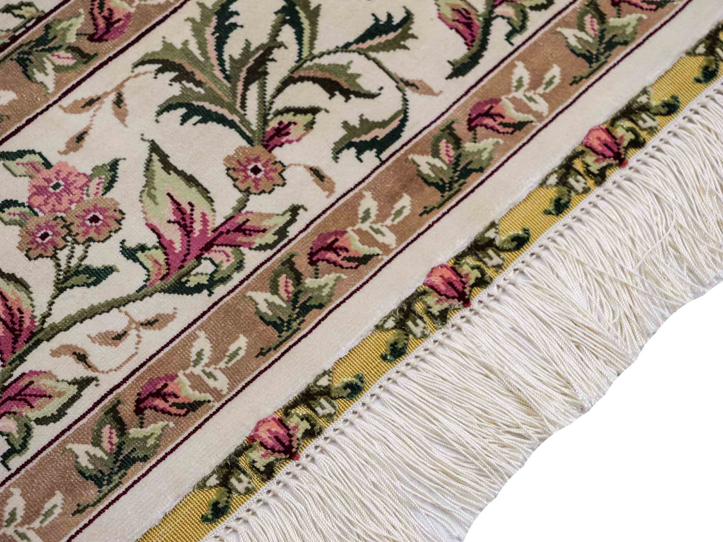 Sehr feiner, handgeknüpfter Khademi Orientteppiche mit Hereke Design aus reiner Seide, creme, weiß. 186x124 cm. Vertrieb durch Jupiter Intl.
