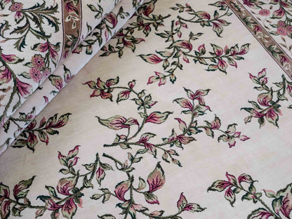 Sehr feiner, handgeknüpfter Khademi Orientteppiche mit Hereke Design aus reiner Seide, creme, weiß. 186x124 cm. Vertrieb durch Jupiter Intl.