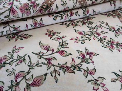 Sehr feiner, handgeknüpfter Khademi Orientteppiche mit Hereke Design aus reiner Seide, creme, weiß. 186x124 cm. Vertrieb durch Jupiter Intl.
