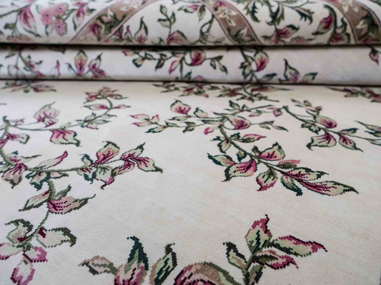Sehr feiner, handgeknüpfter Khademi Orientteppiche mit Hereke Design aus reiner Seide, creme, weiß. 186x124 cm. Vertrieb durch Jupiter Intl.