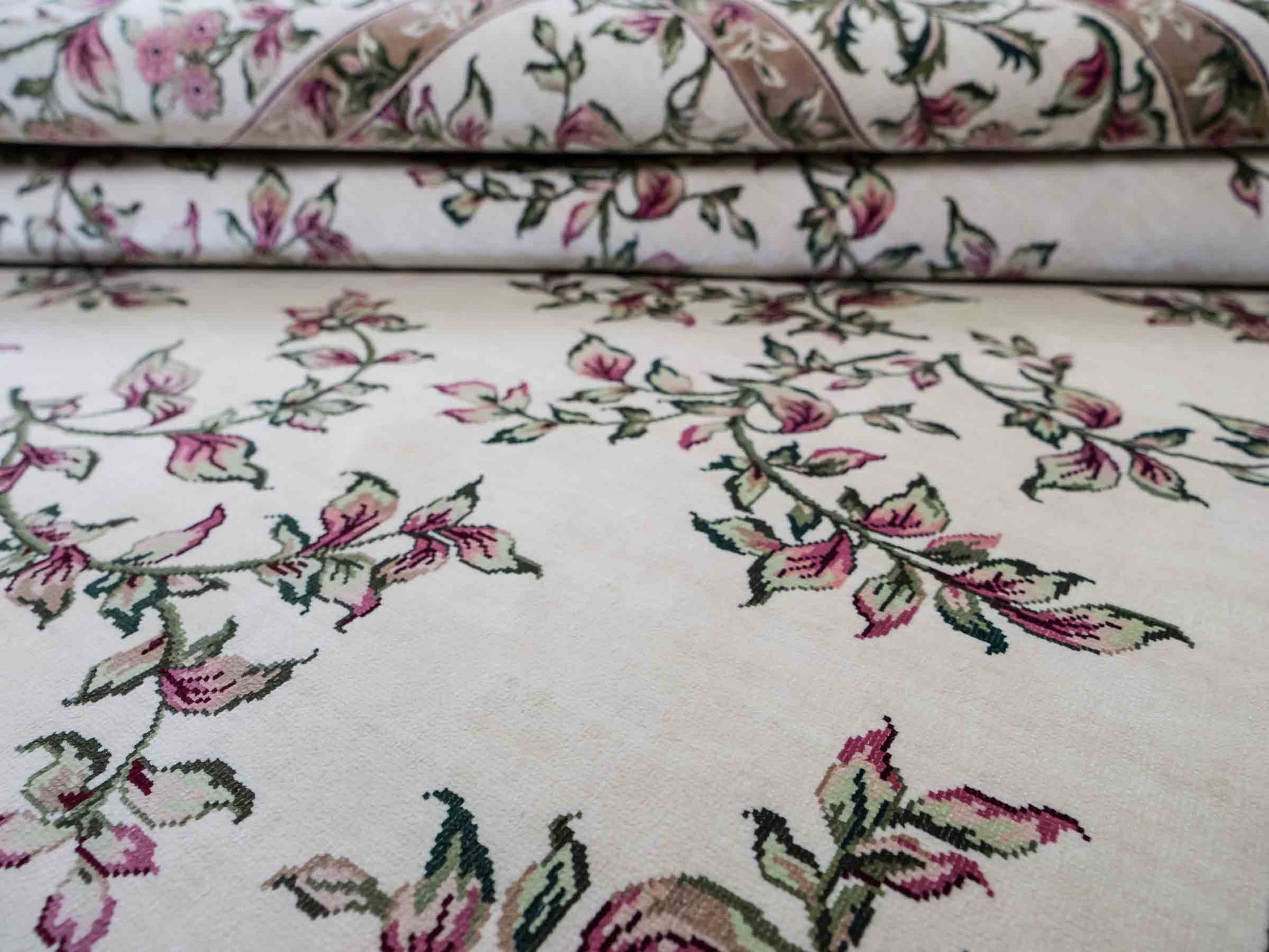Sehr feiner, handgeknüpfter Khademi Orientteppiche mit Hereke Design aus reiner Seide, creme, weiß. 186x124 cm. Vertrieb durch Jupiter Intl.