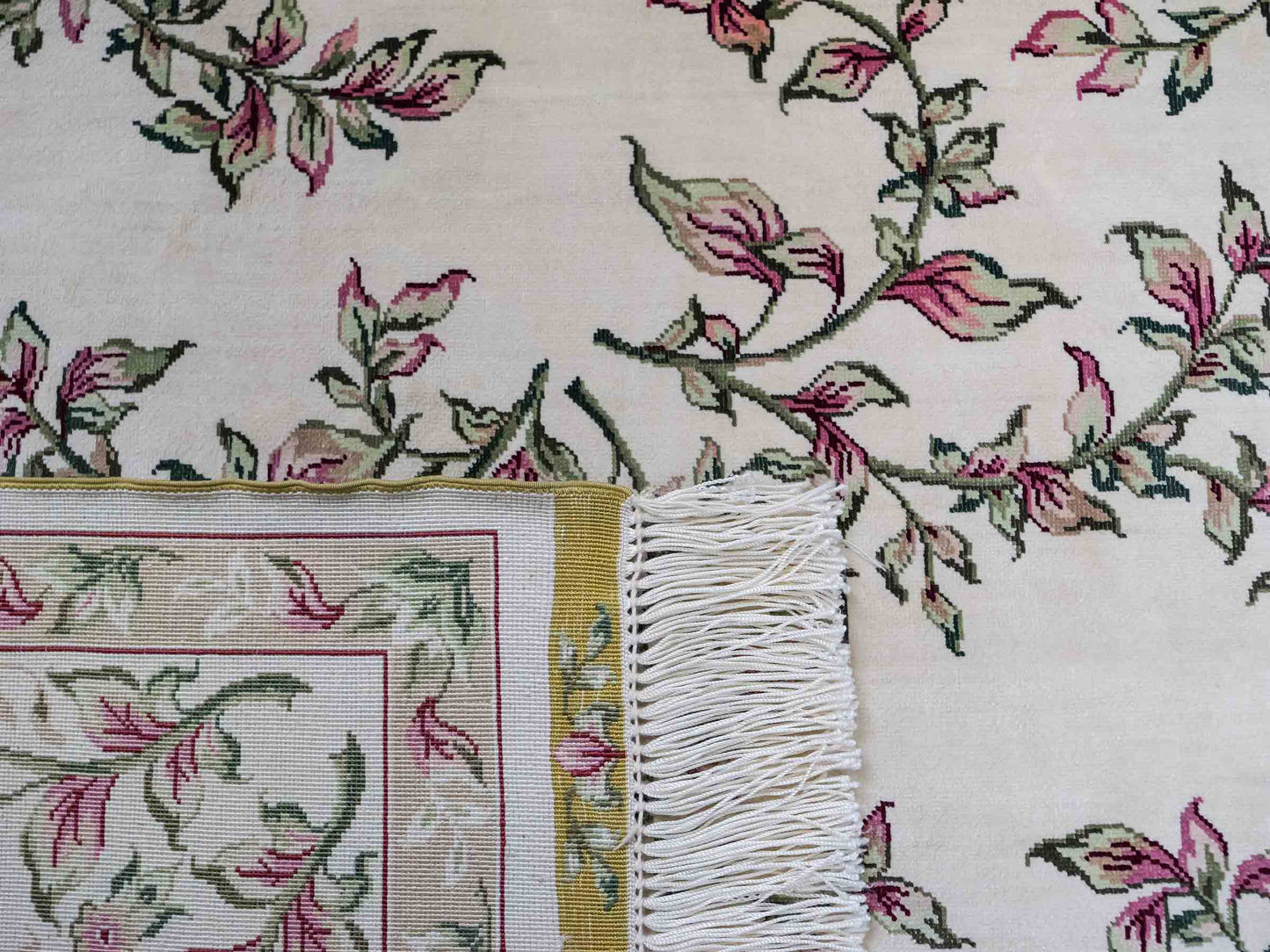 Sehr feiner, handgeknüpfter Khademi Orientteppiche mit Hereke Design aus reiner Seide, creme, weiß. 186x124 cm. Vertrieb durch Jupiter Intl.