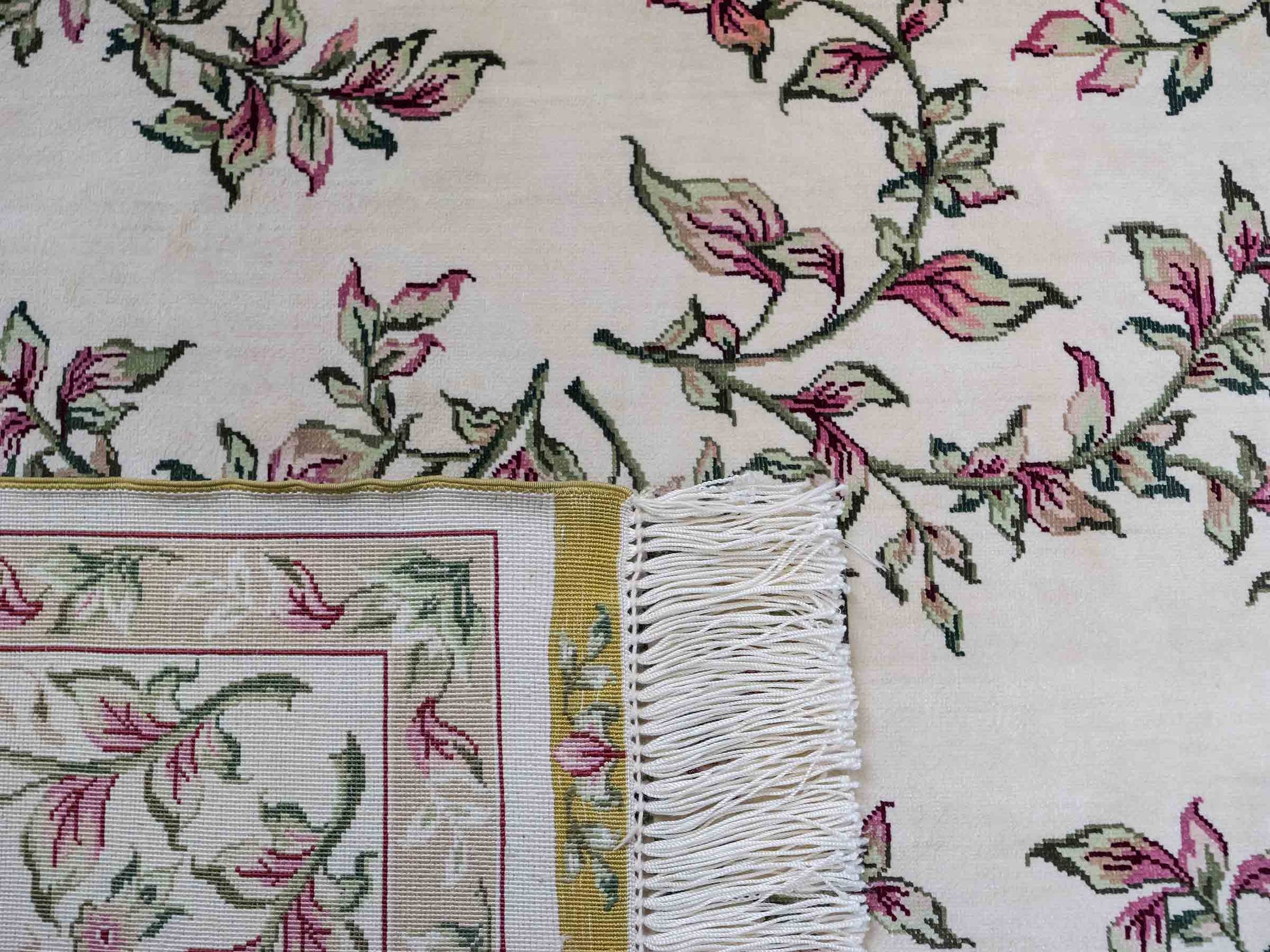 Sehr feiner, handgeknüpfter Khademi Orientteppiche mit Hereke Design aus reiner Seide, creme, weiß. 186x124 cm. Vertrieb durch Jupiter Intl.