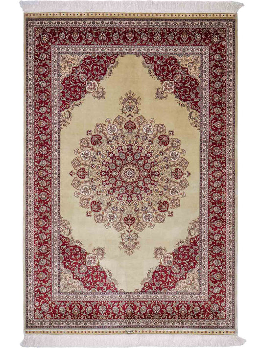 Sehr feiner, handgeknüpfter Khademi Orientteppich mit Hereke Design aus reiner Seide, oliv, rot. 186x124 cm. Vertrieb durch Jupiter Intl.