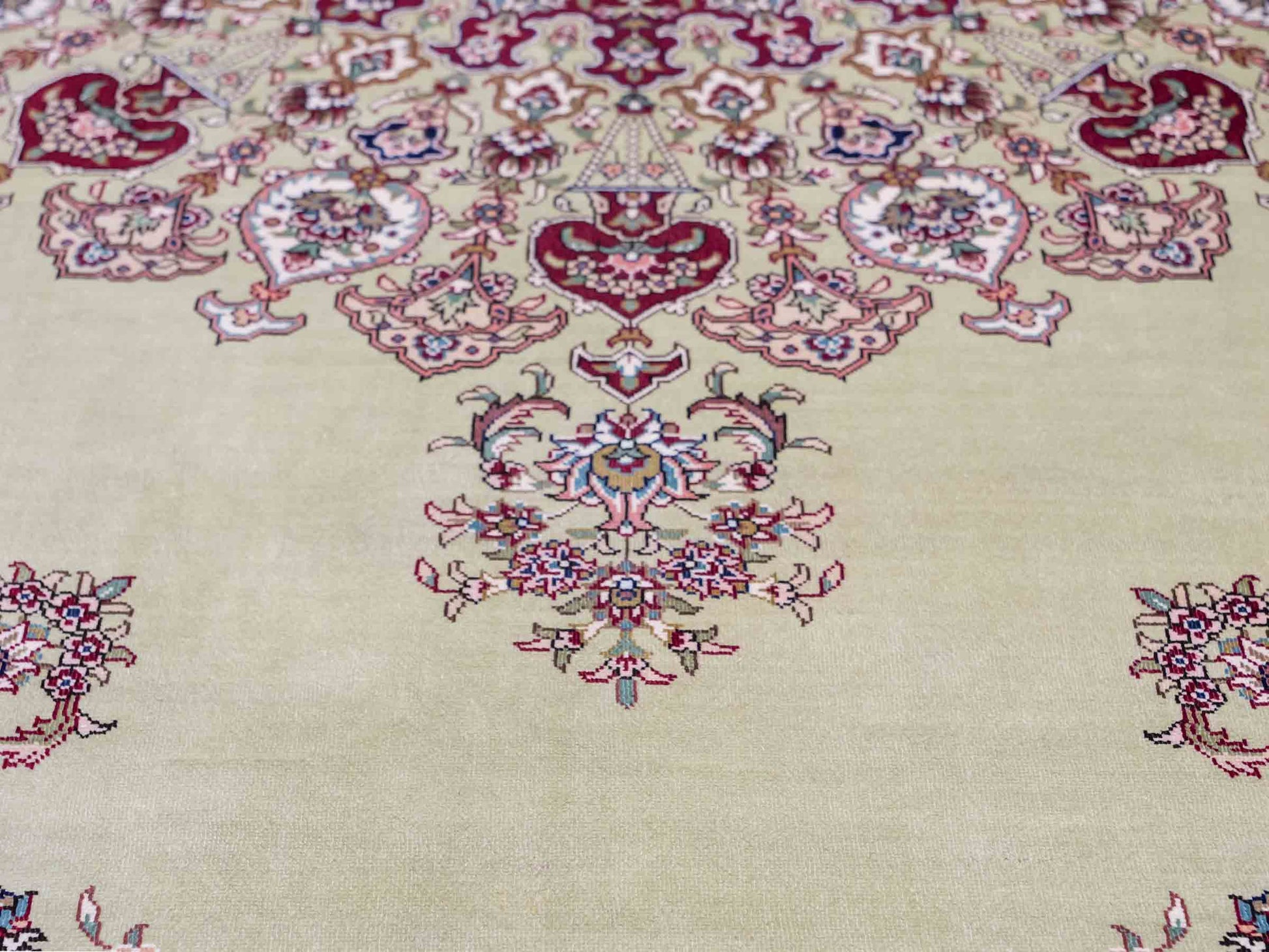 Sehr feiner, handgeknüpfter Khademi Orientteppich mit Hereke Design aus reiner Seide, oliv, rot. 186x124 cm. Vertrieb durch Jupiter Intl.