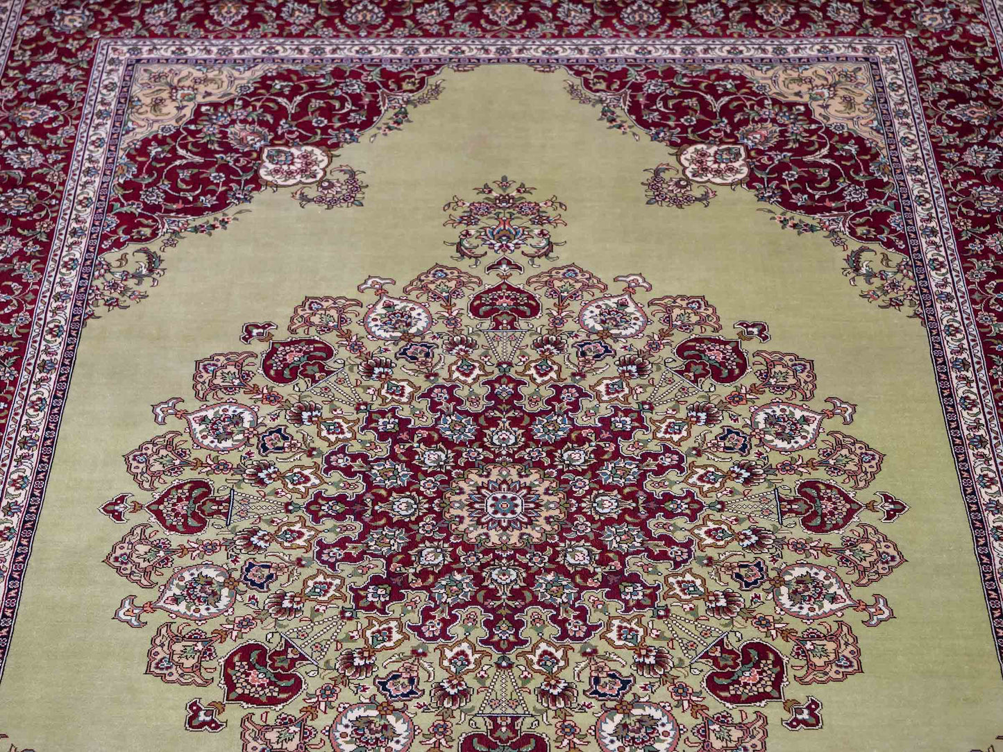 Sehr feiner, handgeknüpfter Khademi Orientteppich mit Hereke Design aus reiner Seide, oliv, rot. 186x124 cm. Vertrieb durch Jupiter Intl.