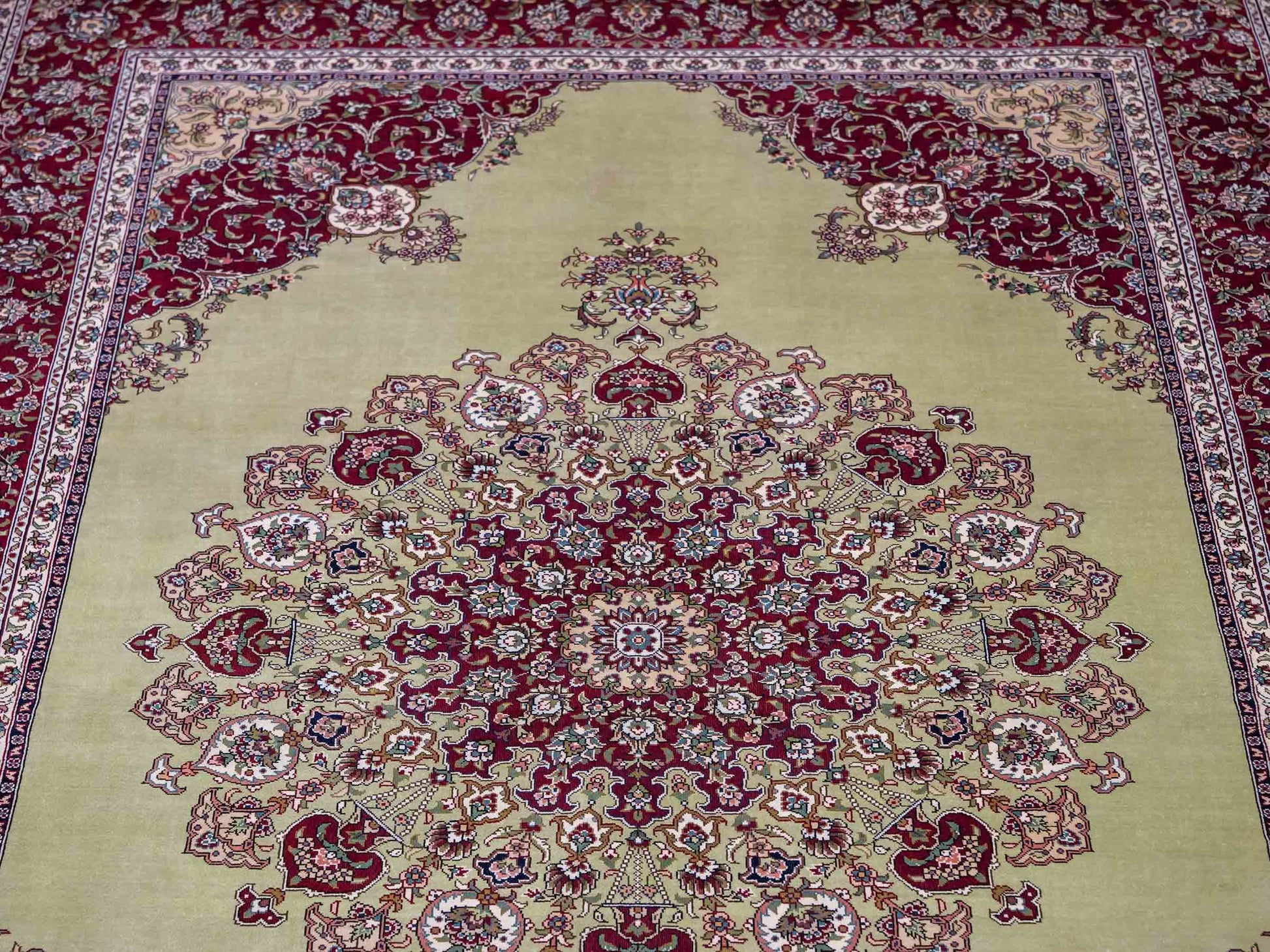 Sehr feiner, handgeknüpfter Khademi Orientteppich mit Hereke Design aus reiner Seide, oliv, rot. 186x124 cm. Vertrieb durch Jupiter Intl.