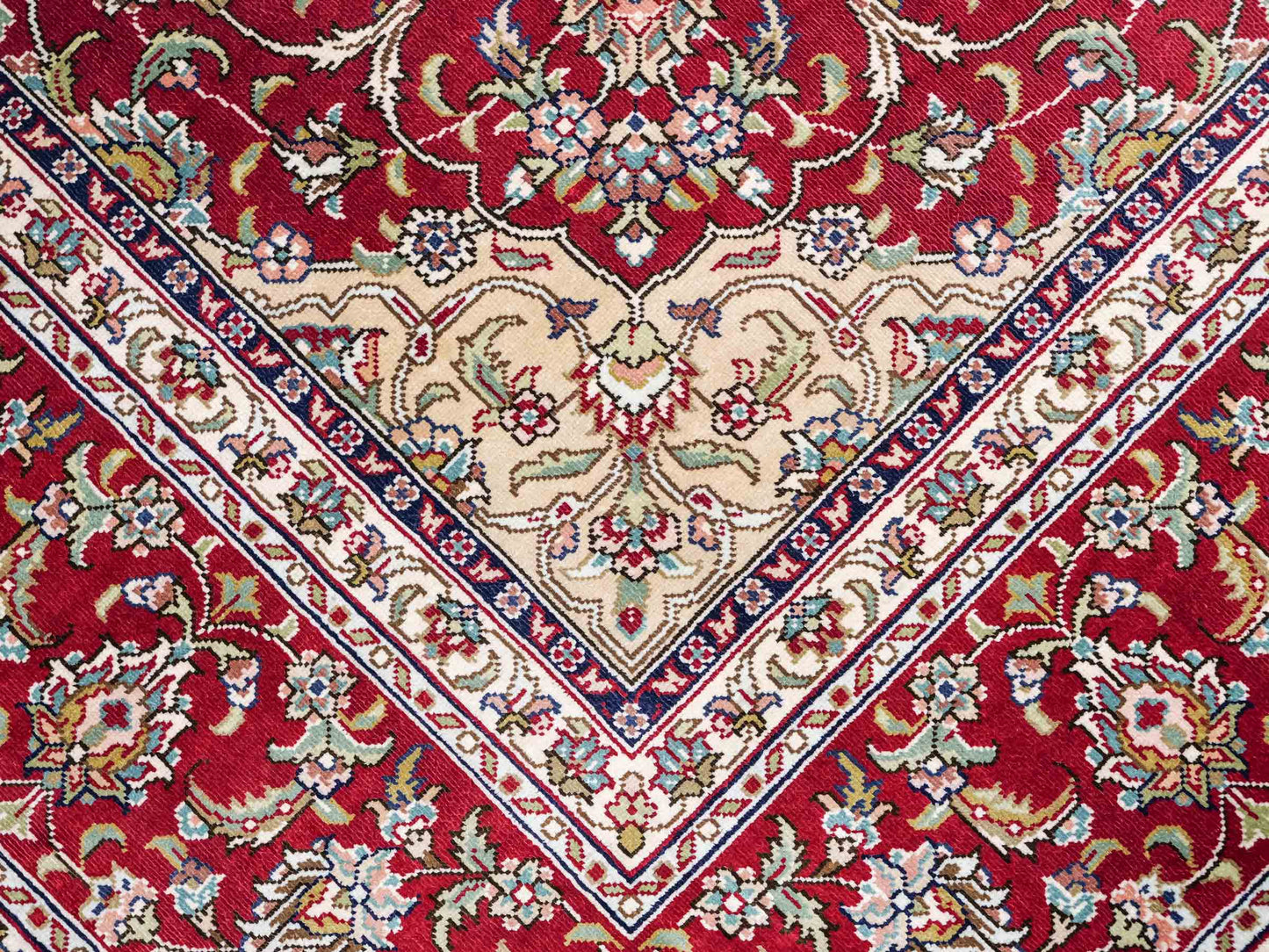 Sehr feiner, handgeknüpfter Khademi Orientteppich mit Hereke Design aus reiner Seide, oliv, rot. 186x124 cm. Vertrieb durch Jupiter Intl.