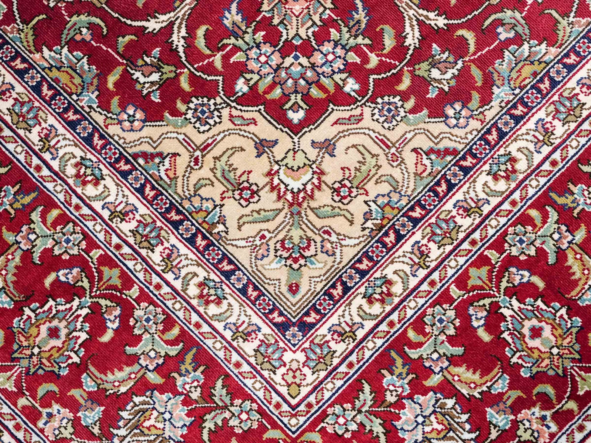 Sehr feiner, handgeknüpfter Khademi Orientteppich mit Hereke Design aus reiner Seide, oliv, rot. 186x124 cm. Vertrieb durch Jupiter Intl.
