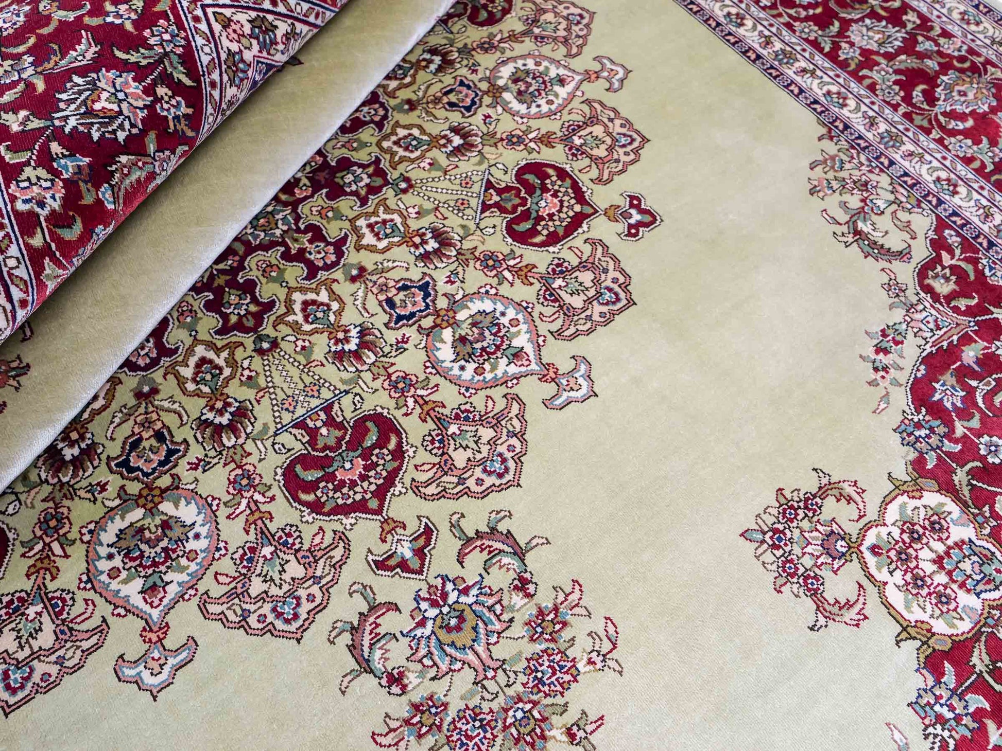 Sehr feiner, handgeknüpfter Khademi Orientteppich mit Hereke Design aus reiner Seide, oliv, rot. 186x124 cm. Vertrieb durch Jupiter Intl.