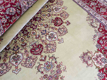 Sehr feiner, handgeknüpfter Khademi Orientteppich mit Hereke Design aus reiner Seide, oliv, rot. 186x124 cm. Vertrieb durch Jupiter Intl.