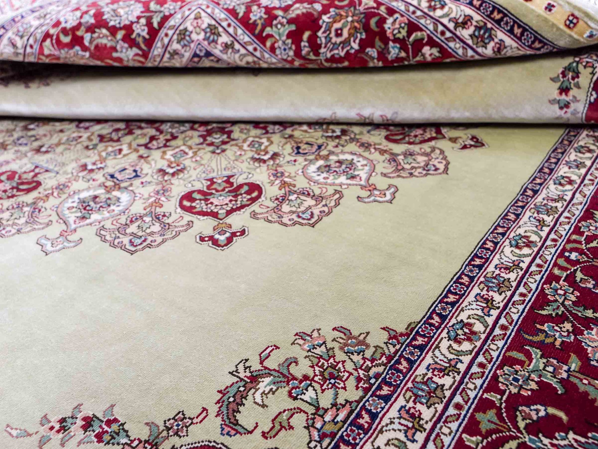 Sehr feiner, handgeknüpfter Khademi Orientteppich mit Hereke Design aus reiner Seide, oliv, rot. 186x124 cm. Vertrieb durch Jupiter Intl.