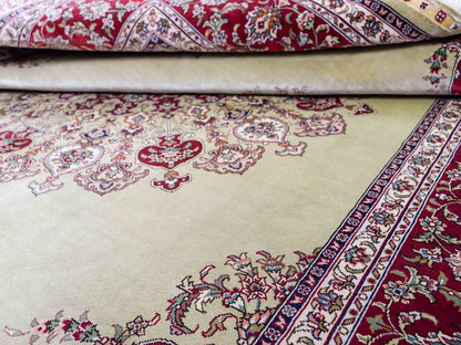 Sehr feiner, handgeknüpfter Khademi Orientteppich mit Hereke Design aus reiner Seide, oliv, rot. 186x124 cm. Vertrieb durch Jupiter Intl.
