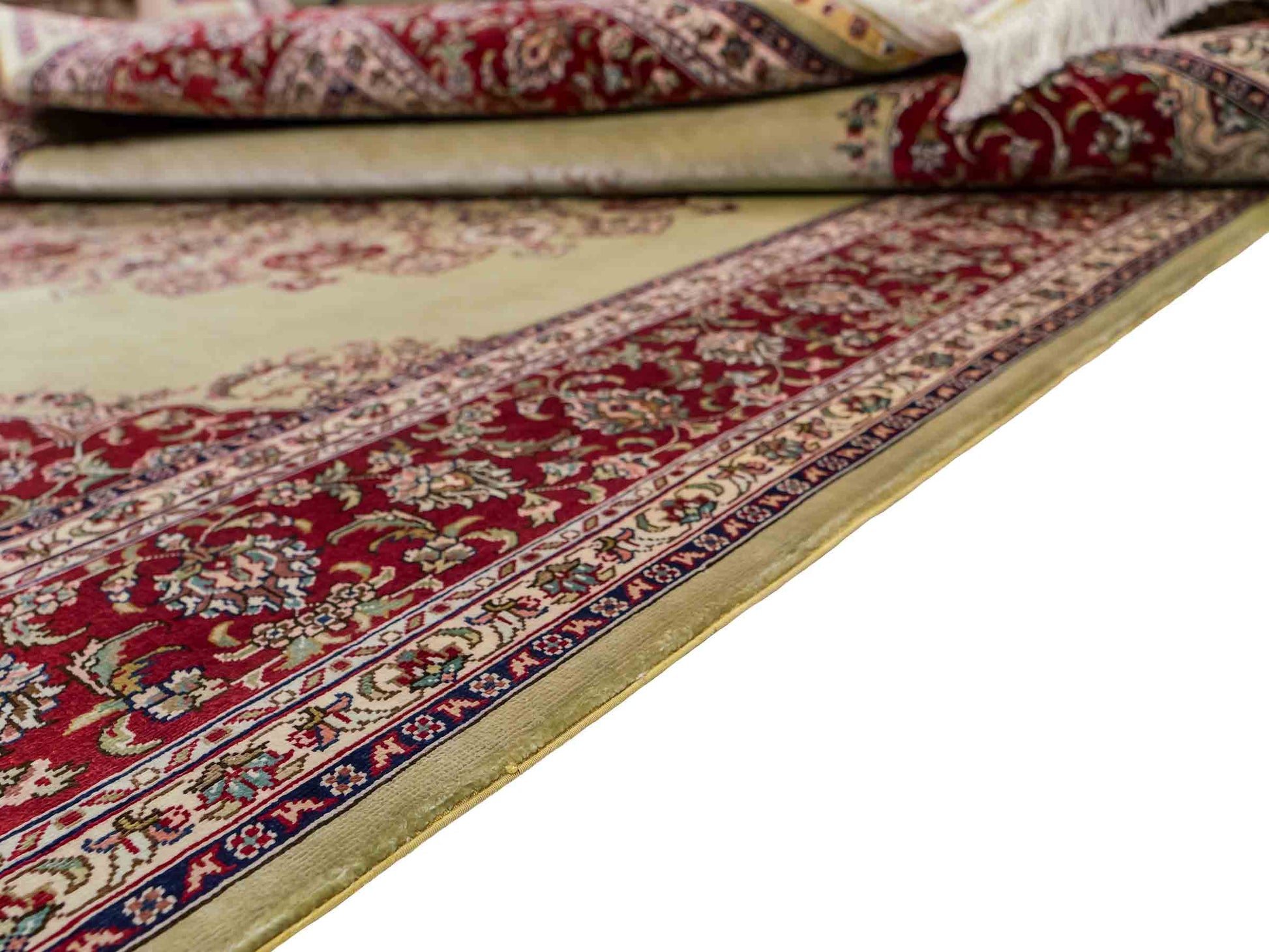 Sehr feiner, handgeknüpfter Khademi Orientteppich mit Hereke Design aus reiner Seide, oliv, rot. 186x124 cm. Vertrieb durch Jupiter Intl.