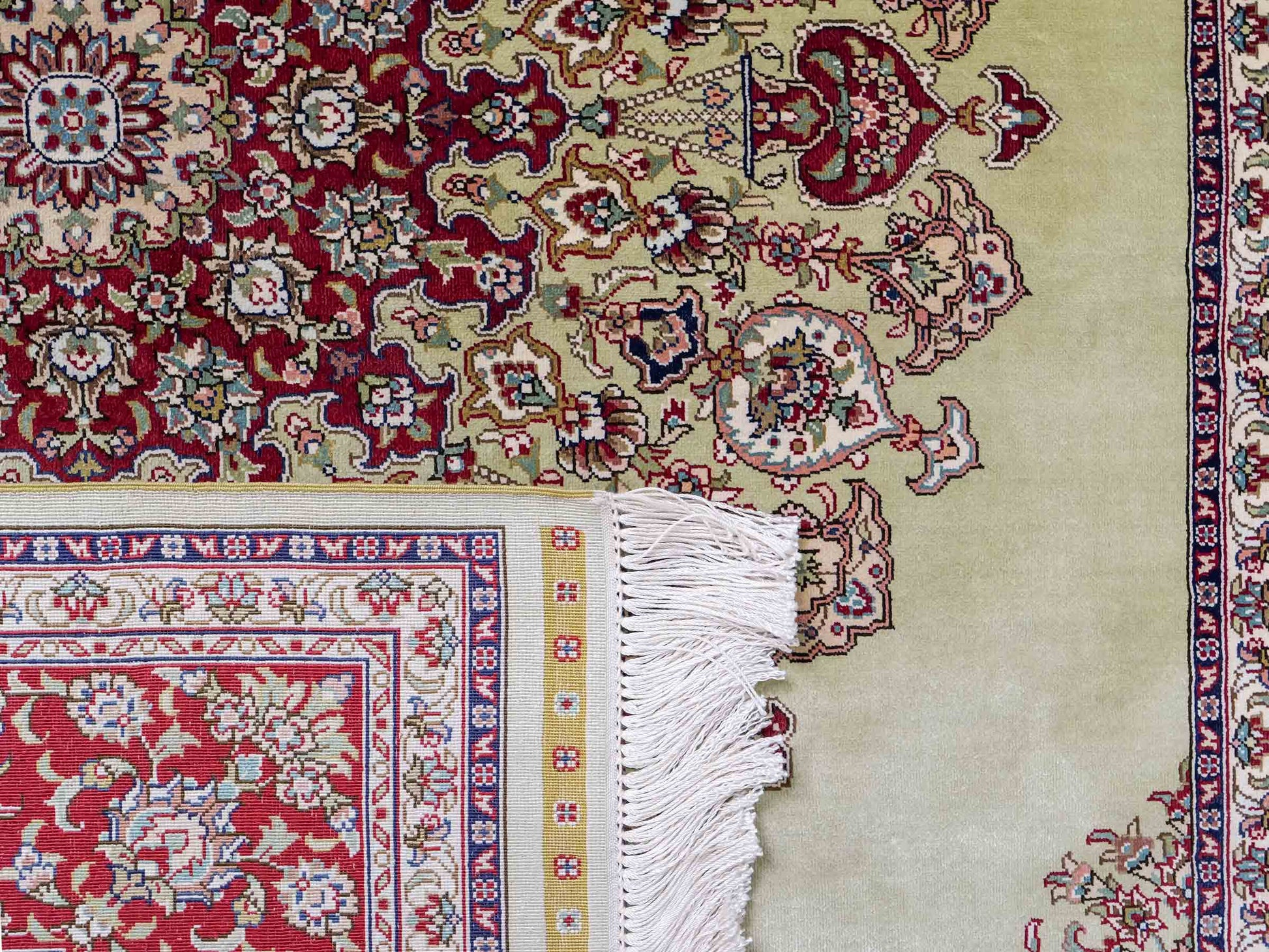 Sehr feiner, handgeknüpfter Khademi Orientteppich mit Hereke Design aus reiner Seide, oliv, rot. 186x124 cm. Vertrieb durch Jupiter Intl.