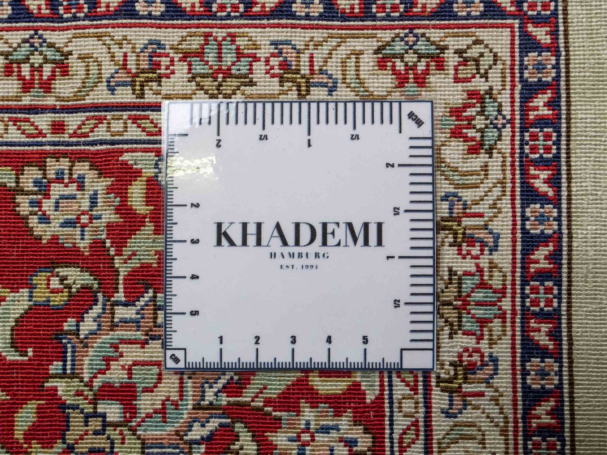 Sehr feiner, handgeknüpfter Khademi Orientteppich mit Hereke Design aus reiner Seide, oliv, rot. 186x124 cm. Vertrieb durch Jupiter Intl.