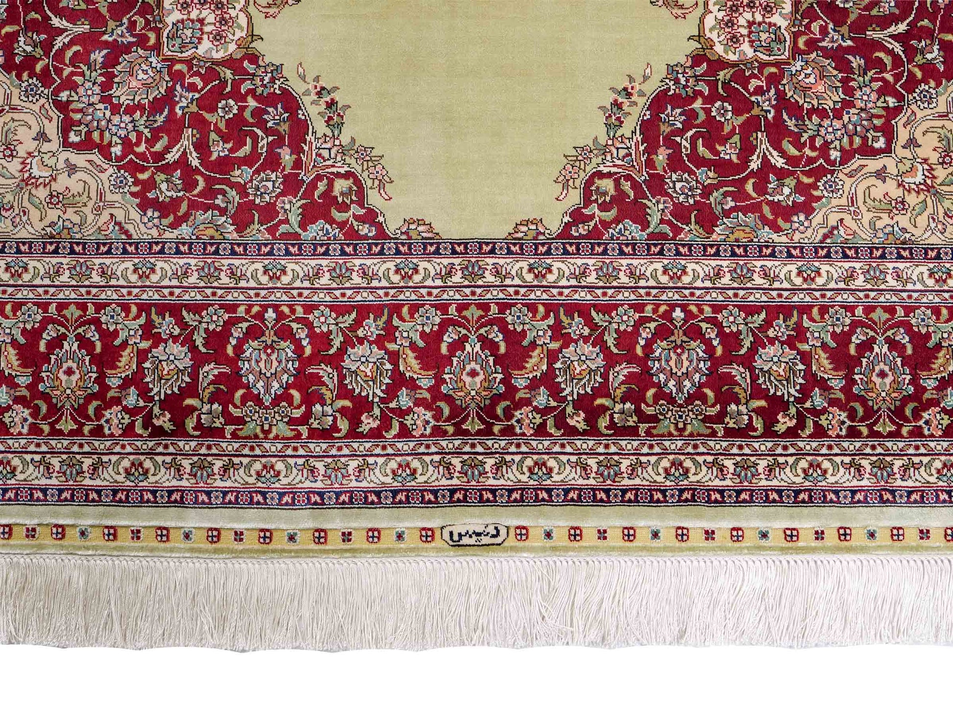 Sehr feiner, handgeknüpfter Khademi Orientteppich mit Hereke Design aus reiner Seide, oliv, rot. 186x124 cm. Vertrieb durch Jupiter Intl.