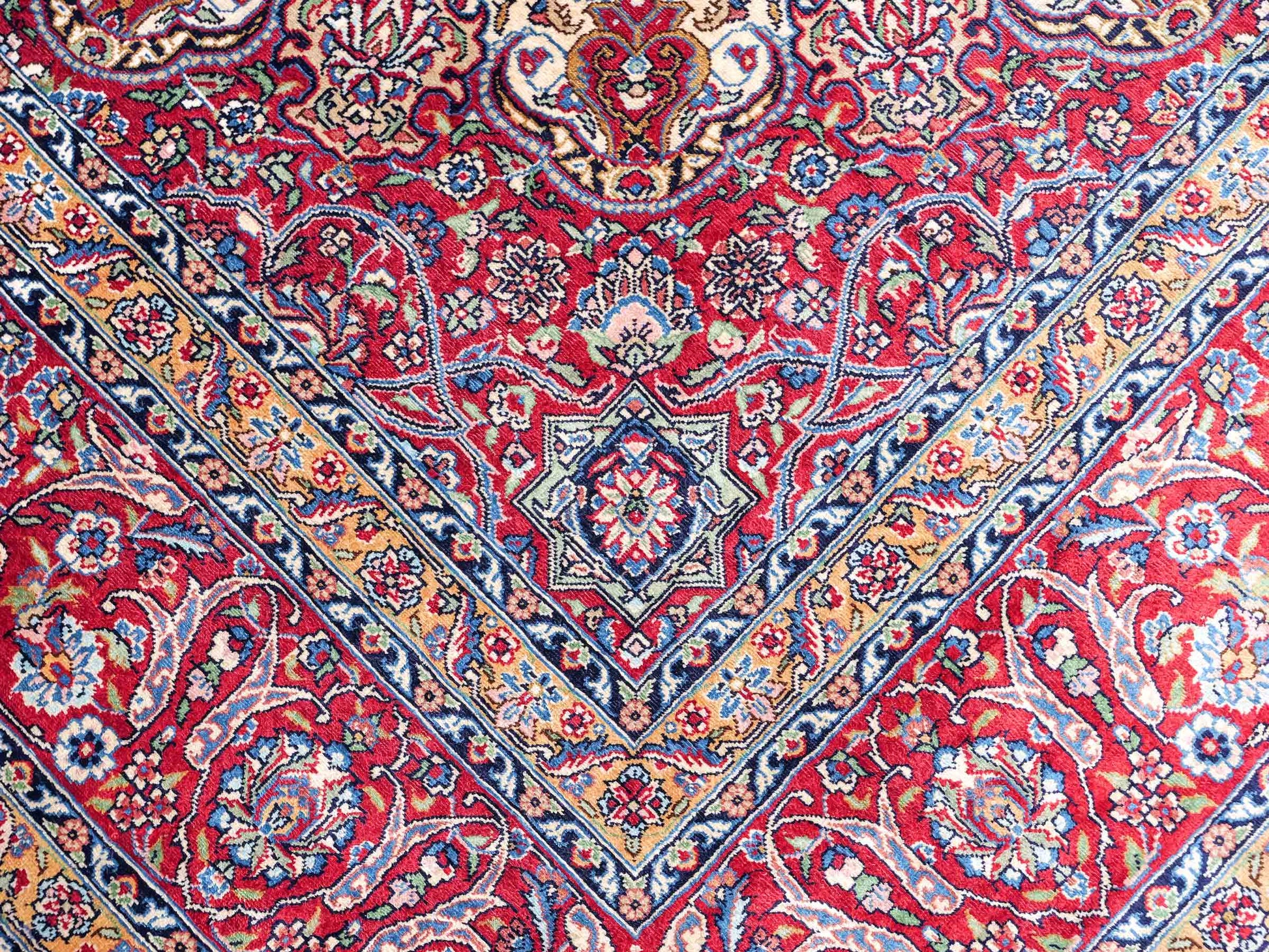 Sehr feiner, handgeknüpfter Khademi Orientteppich mit Hereke Design aus reiner Seide, rot, creme. 189x124 cm. Vertrieb durch Jupiter Intl.