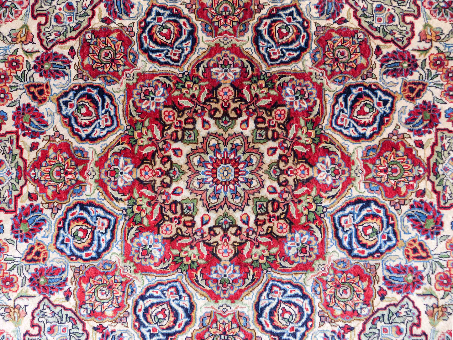 Sehr feiner, handgeknüpfter Khademi Orientteppich mit Hereke Design aus reiner Seide, rot, creme. 189x124 cm. Vertrieb durch Jupiter Intl.