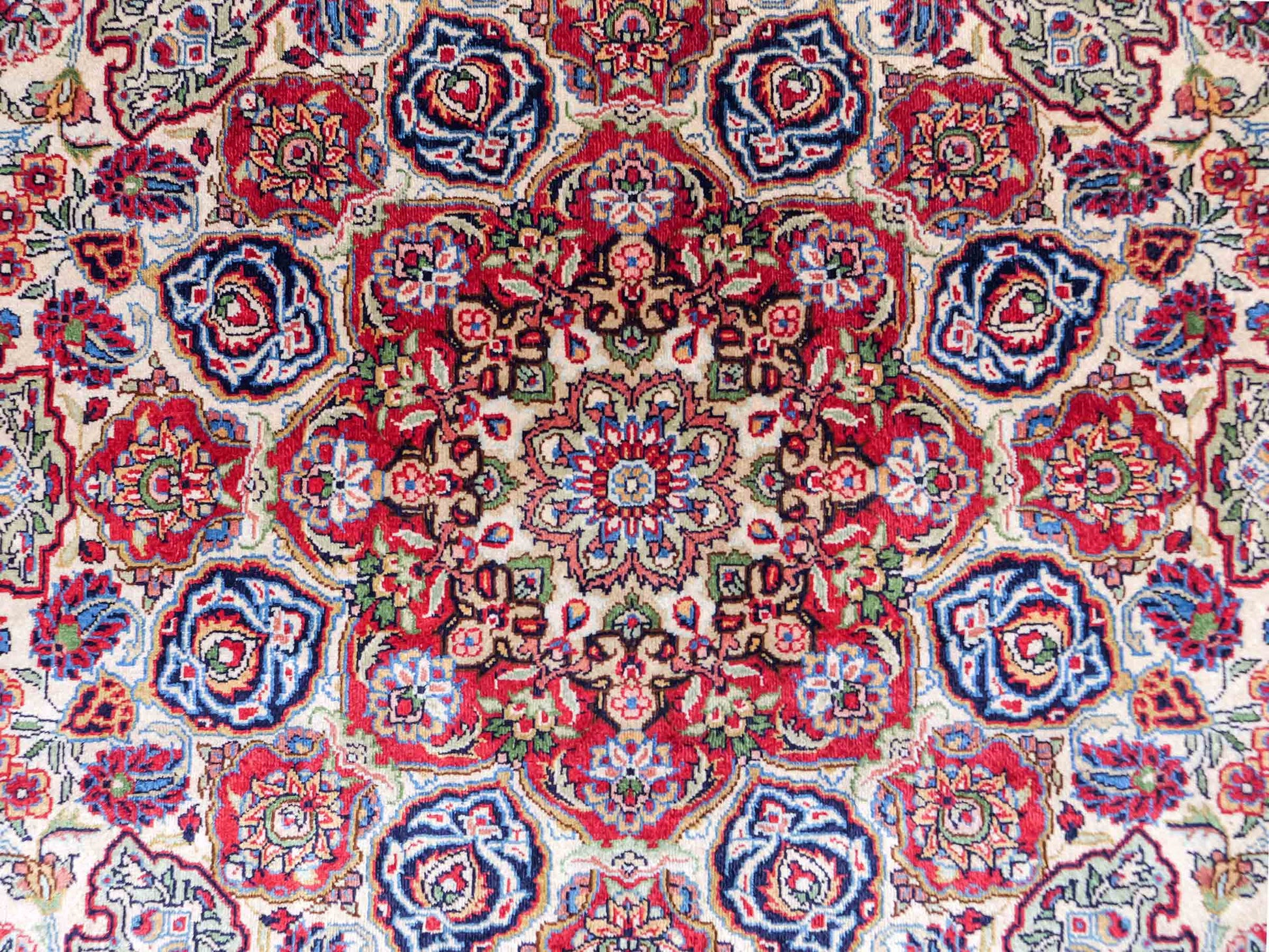 Sehr feiner, handgeknüpfter Khademi Orientteppich mit Hereke Design aus reiner Seide, rot, creme. 189x124 cm. Vertrieb durch Jupiter Intl.