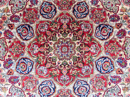 Sehr feiner, handgeknüpfter Khademi Orientteppich mit Hereke Design aus reiner Seide, rot, creme. 189x124 cm. Vertrieb durch Jupiter Intl.