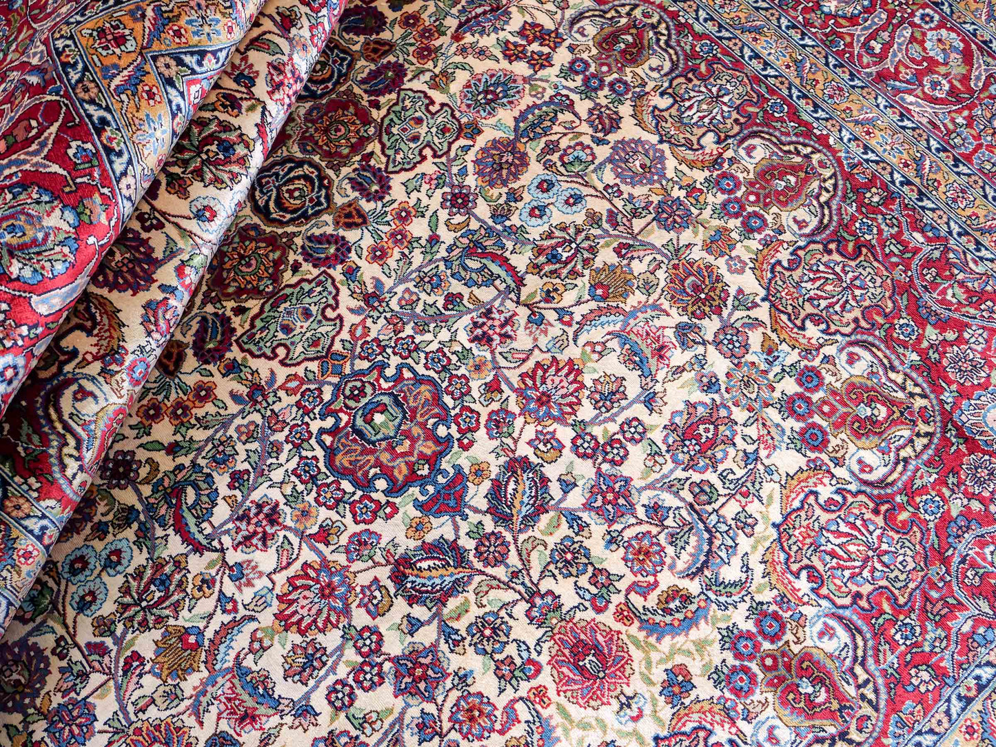 Sehr feiner, handgeknüpfter Khademi Orientteppich mit Hereke Design aus reiner Seide, rot, creme. 189x124 cm. Vertrieb durch Jupiter Intl.