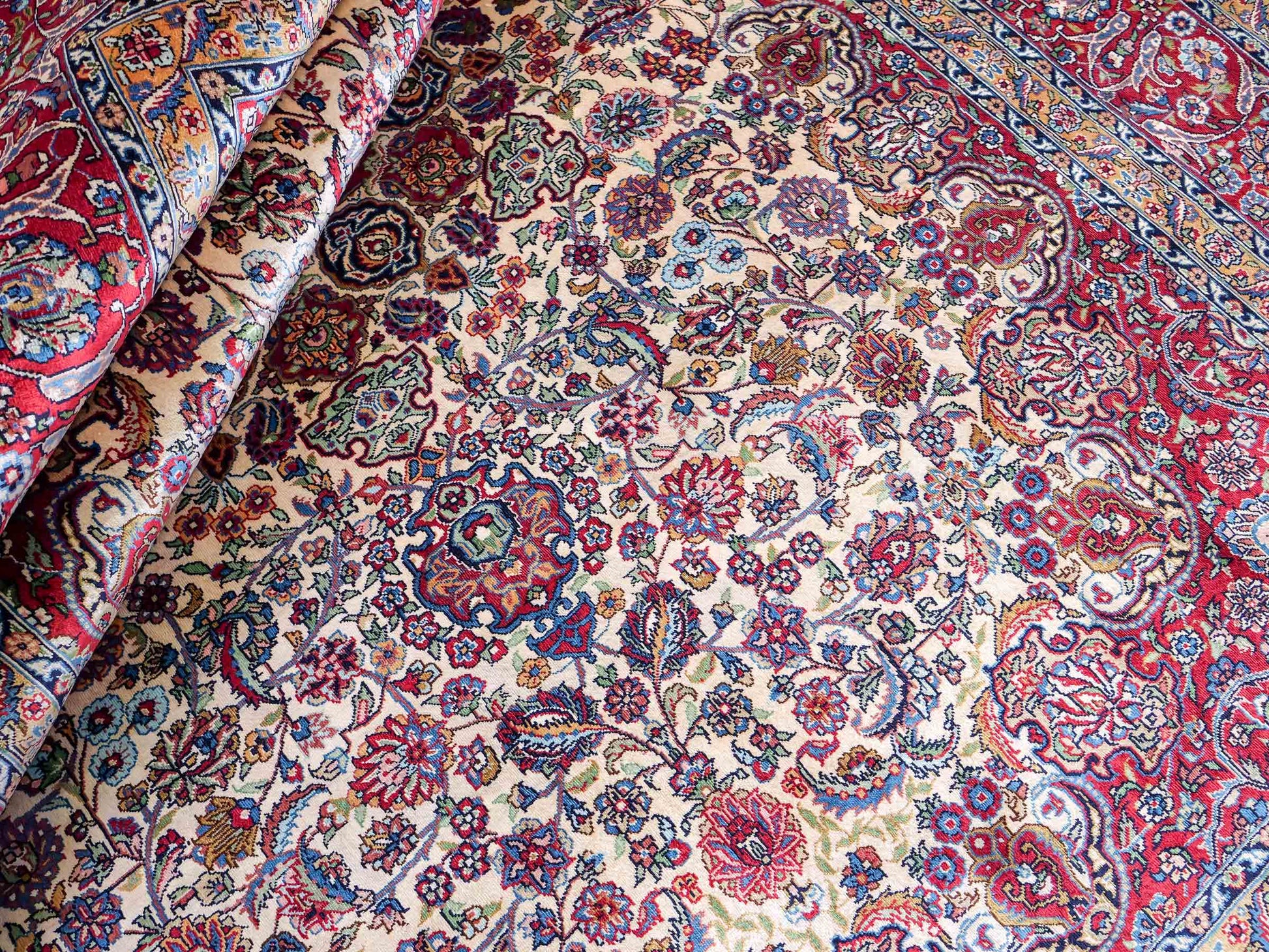 Sehr feiner, handgeknüpfter Khademi Orientteppich mit Hereke Design aus reiner Seide, rot, creme. 189x124 cm. Vertrieb durch Jupiter Intl.