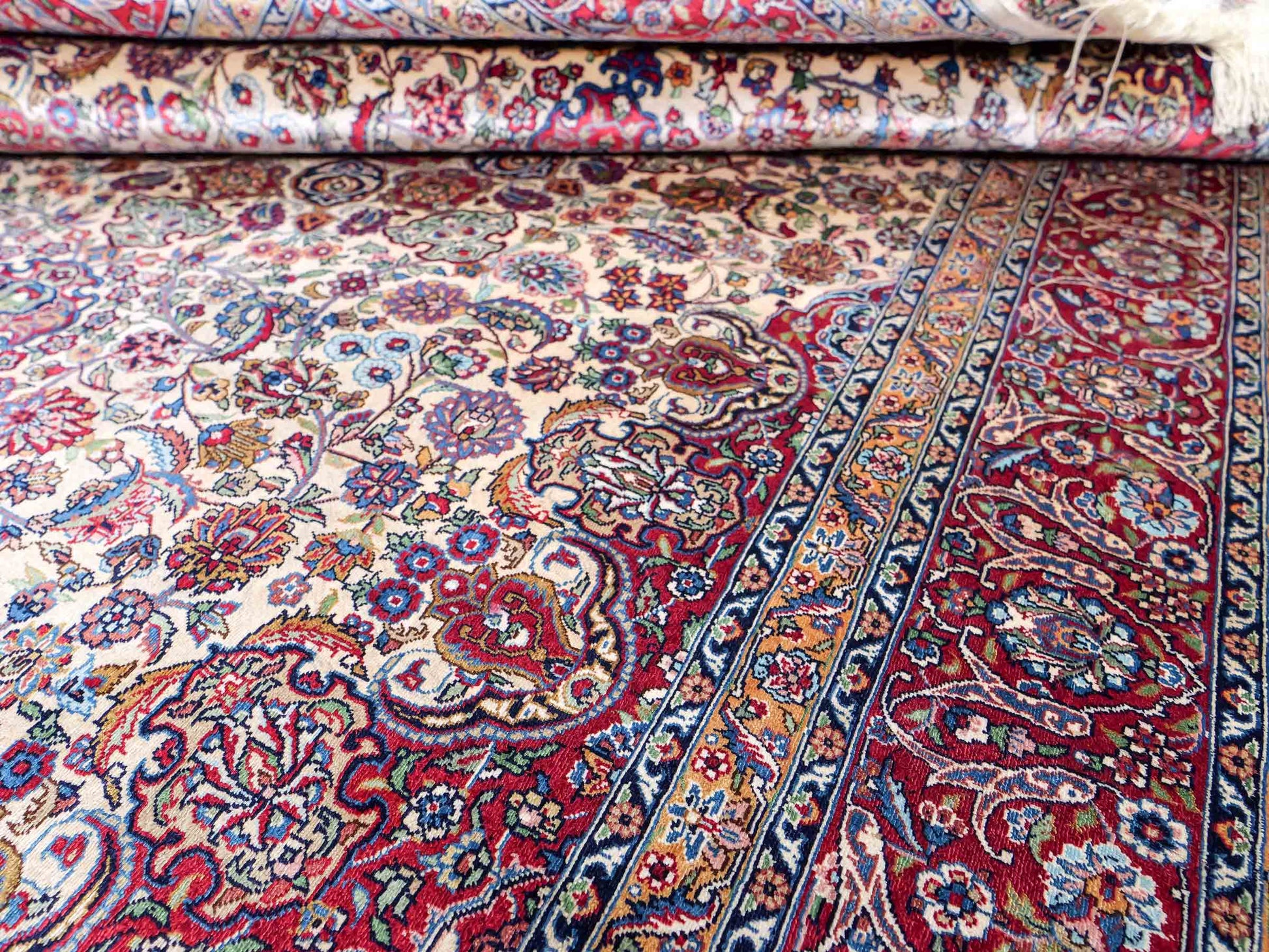 Sehr feiner, handgeknüpfter Khademi Orientteppich mit Hereke Design aus reiner Seide, rot, creme. 189x124 cm. Vertrieb durch Jupiter Intl.