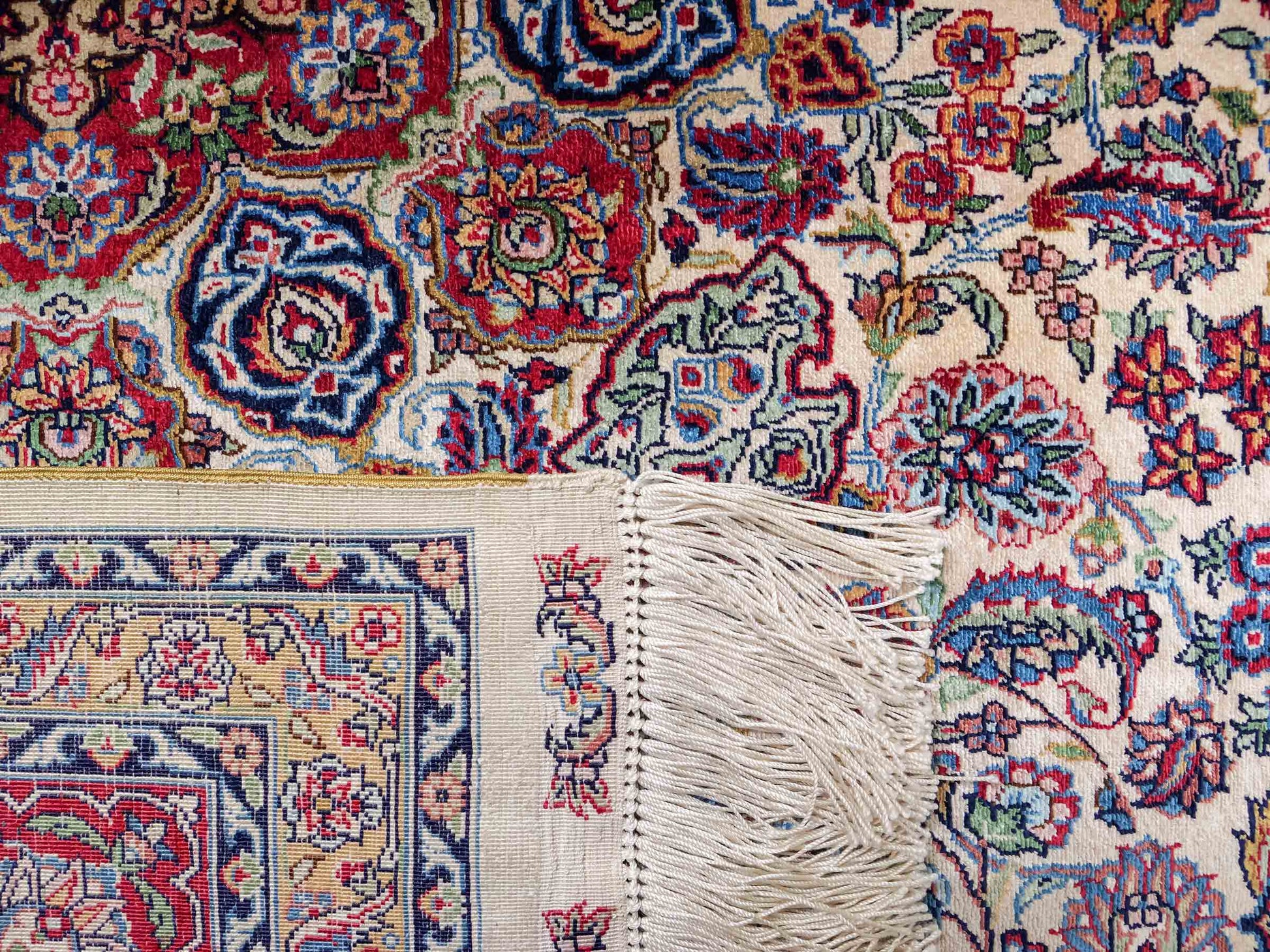 Sehr feiner, handgeknüpfter Khademi Orientteppich mit Hereke Design aus reiner Seide, rot, creme. 189x124 cm. Vertrieb durch Jupiter Intl.