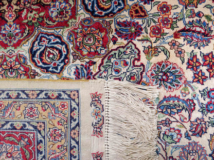 Sehr feiner, handgeknüpfter Khademi Orientteppich mit Hereke Design aus reiner Seide, rot, creme. 189x124 cm. Vertrieb durch Jupiter Intl.