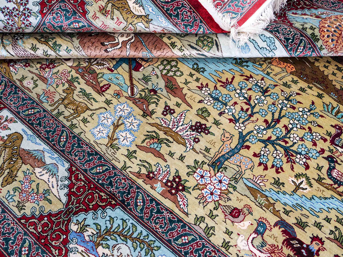 Sehr feiner, handgeknüpfter Khademi Orientteppich mit Hereke Design aus reiner Seide, rot, multicolor. 189x124 cm. Vertrieb durch Jupiter Intl.