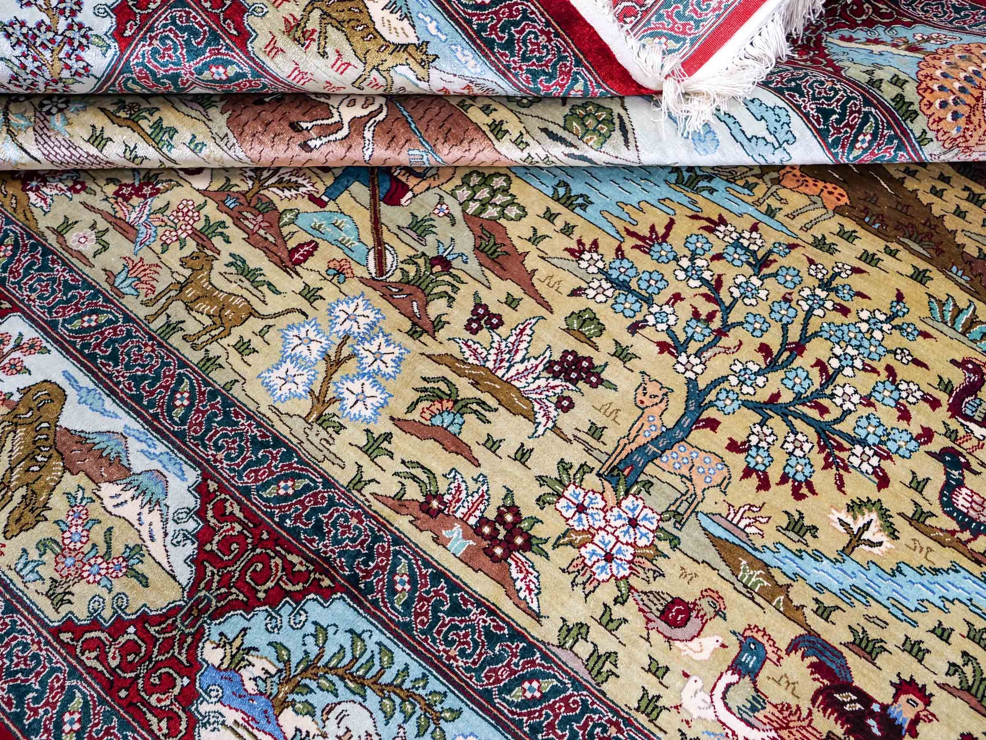 Sehr feiner, handgeknüpfter Khademi Orientteppich mit Hereke Design aus reiner Seide, rot, multicolor. 189x124 cm. Vertrieb durch Jupiter Intl.