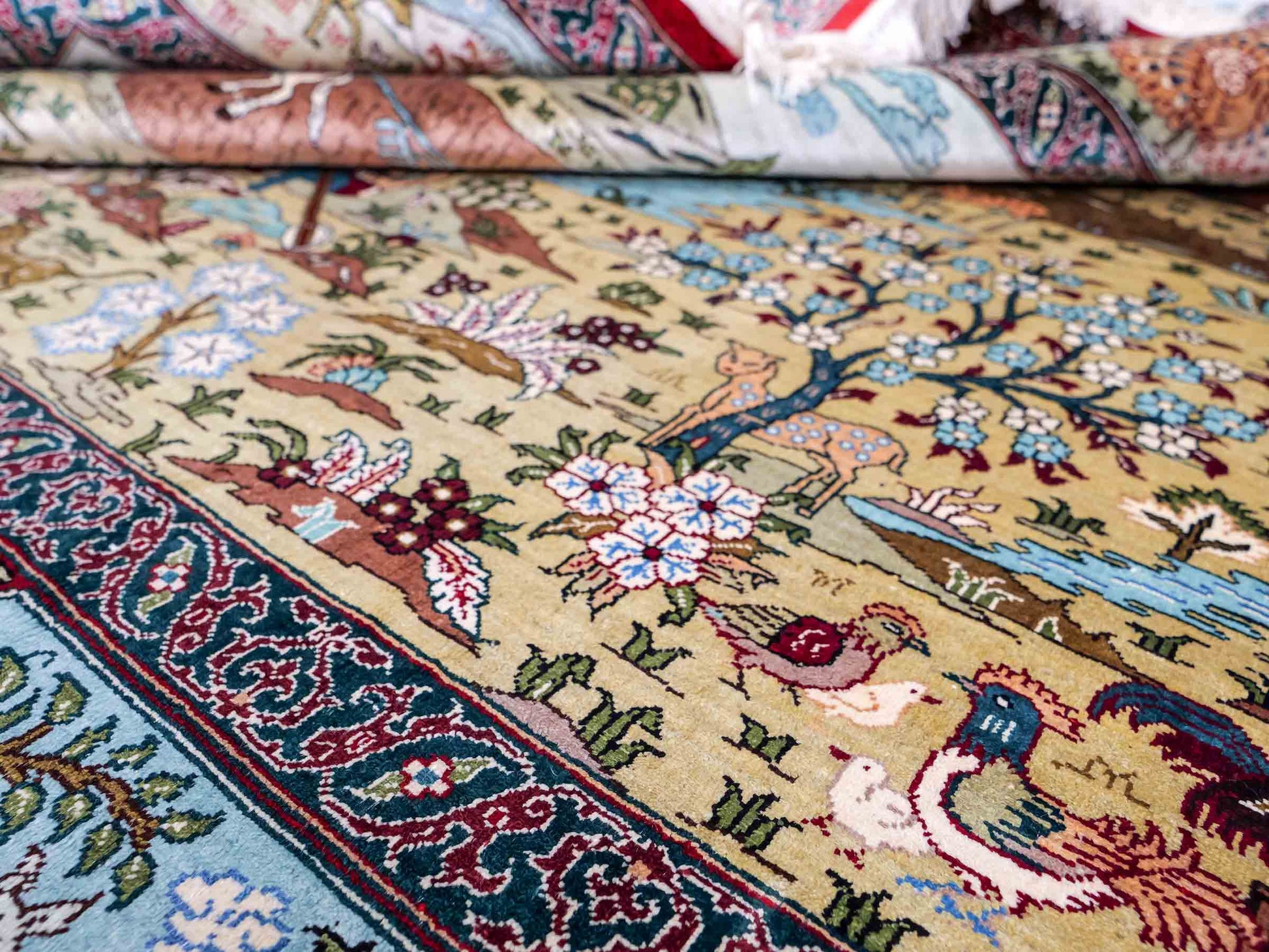 Sehr feiner, handgeknüpfter Khademi Orientteppich mit Hereke Design aus reiner Seide, rot, multicolor. 189x124 cm. Vertrieb durch Jupiter Intl.