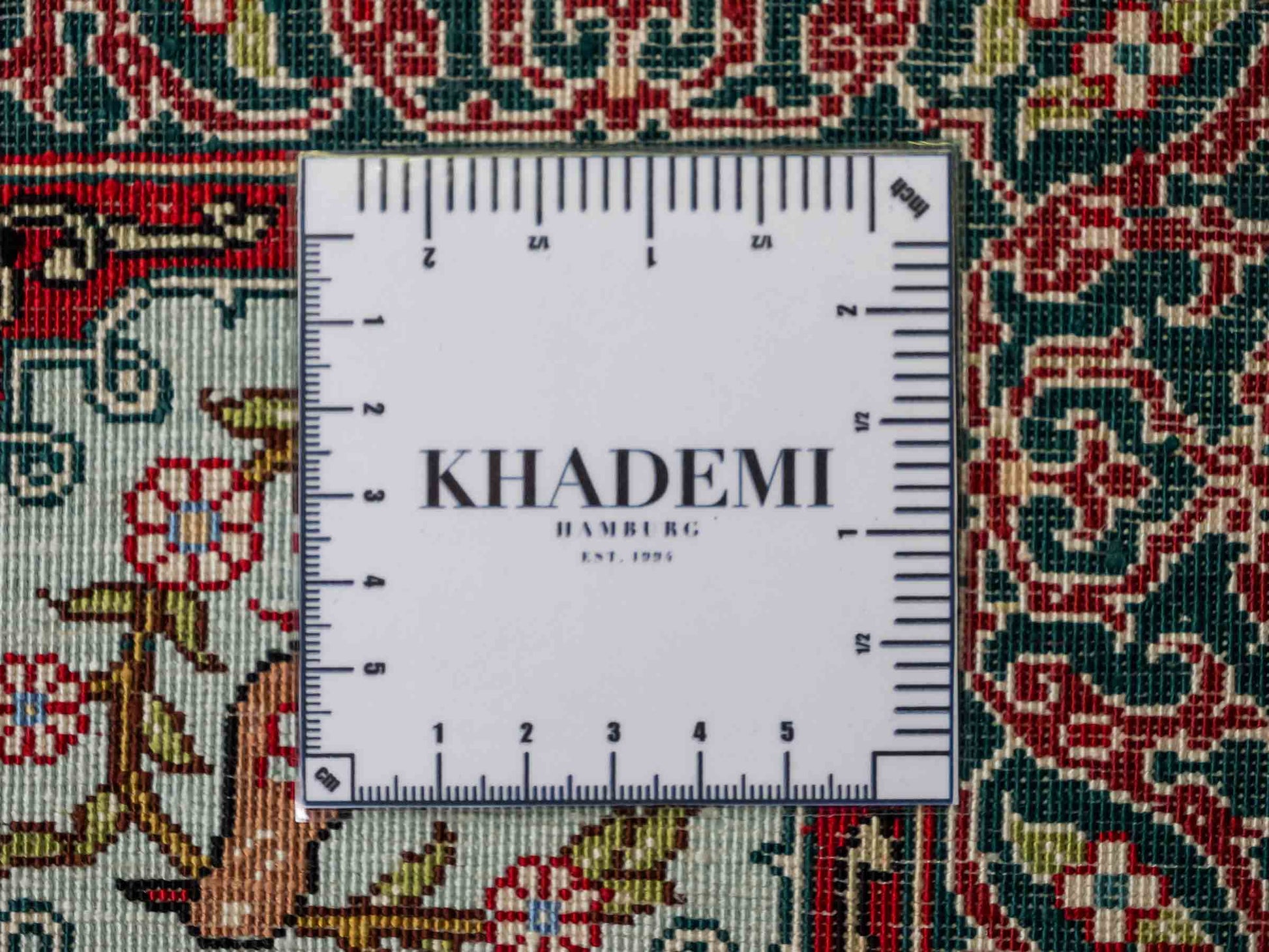Sehr feiner, handgeknüpfter Khademi Orientteppich mit Hereke Design aus reiner Seide, rot, multicolor. 189x124 cm. Vertrieb durch Jupiter Intl.