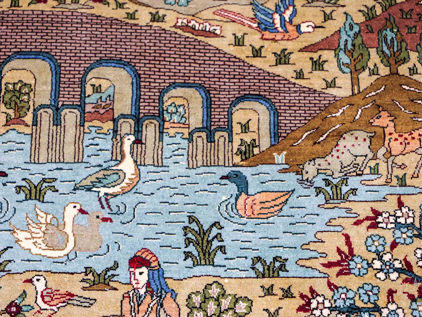 Sehr feiner, handgeknüpfter Khademi Orientteppich mit Hereke Design aus reiner Seide, rot, multicolor. 190x124 cm. Vertrieb durch Jupiter Intl.