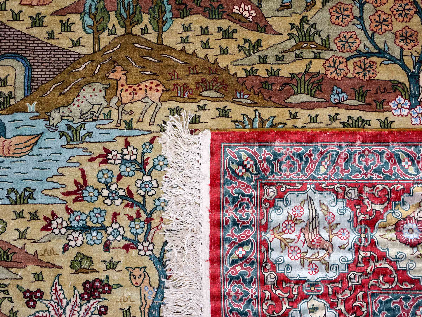 Sehr feiner, handgeknüpfter Khademi Orientteppich mit Hereke Design aus reiner Seide, rot, multicolor. 190x124 cm. Vertrieb durch Jupiter Intl.