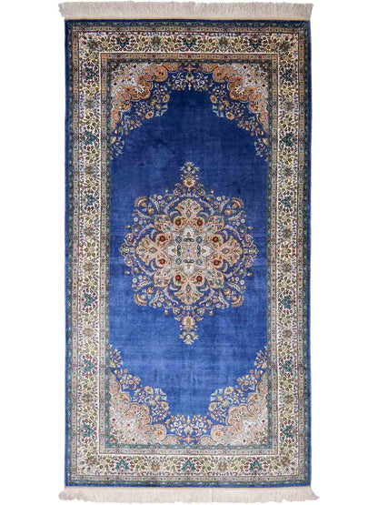 Sehr feiner, handgeknüpfter Khademi Orientteppich mit Hereke Design aus reiner Seide, blau, creme. 192x99 cm. Vertrieb durch Jupiter Intl.