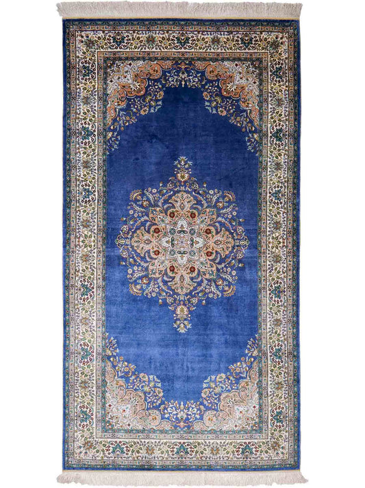 Sehr feiner, handgeknüpfter Khademi Orientteppich mit Hereke Design aus reiner Seide, blau, creme. 192x99 cm. Vertrieb durch Jupiter Intl.