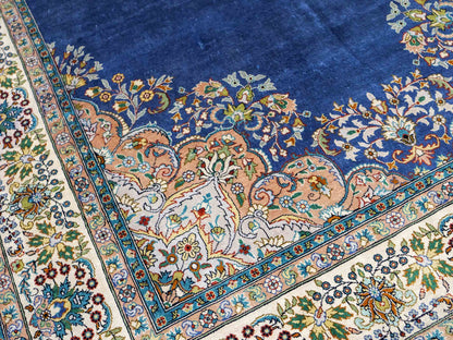 Sehr feiner, handgeknüpfter Khademi Orientteppich mit Hereke Design aus reiner Seide, blau, creme. 192x99 cm. Vertrieb durch Jupiter Intl.