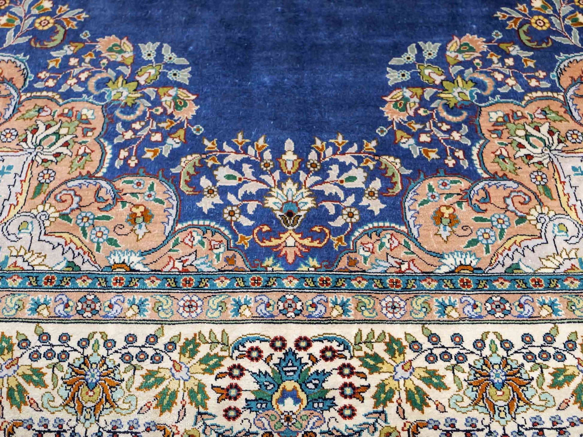 Sehr feiner, handgeknüpfter Khademi Orientteppich mit Hereke Design aus reiner Seide, blau, creme. 192x99 cm. Vertrieb durch Jupiter Intl.