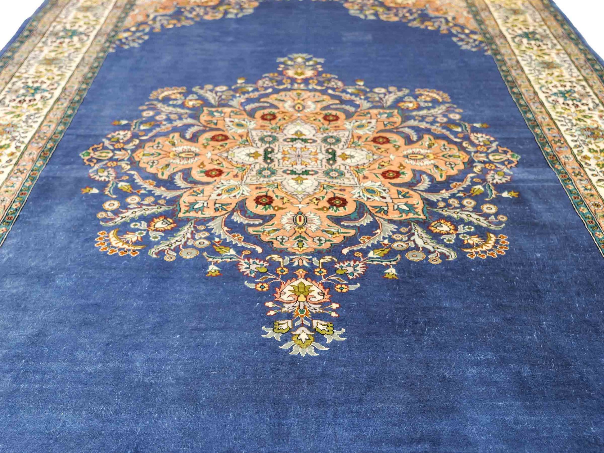 Sehr feiner, handgeknüpfter Khademi Orientteppich mit Hereke Design aus reiner Seide, blau, creme. 192x99 cm. Vertrieb durch Jupiter Intl.