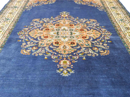 Sehr feiner, handgeknüpfter Khademi Orientteppich mit Hereke Design aus reiner Seide, blau, creme. 192x99 cm. Vertrieb durch Jupiter Intl.