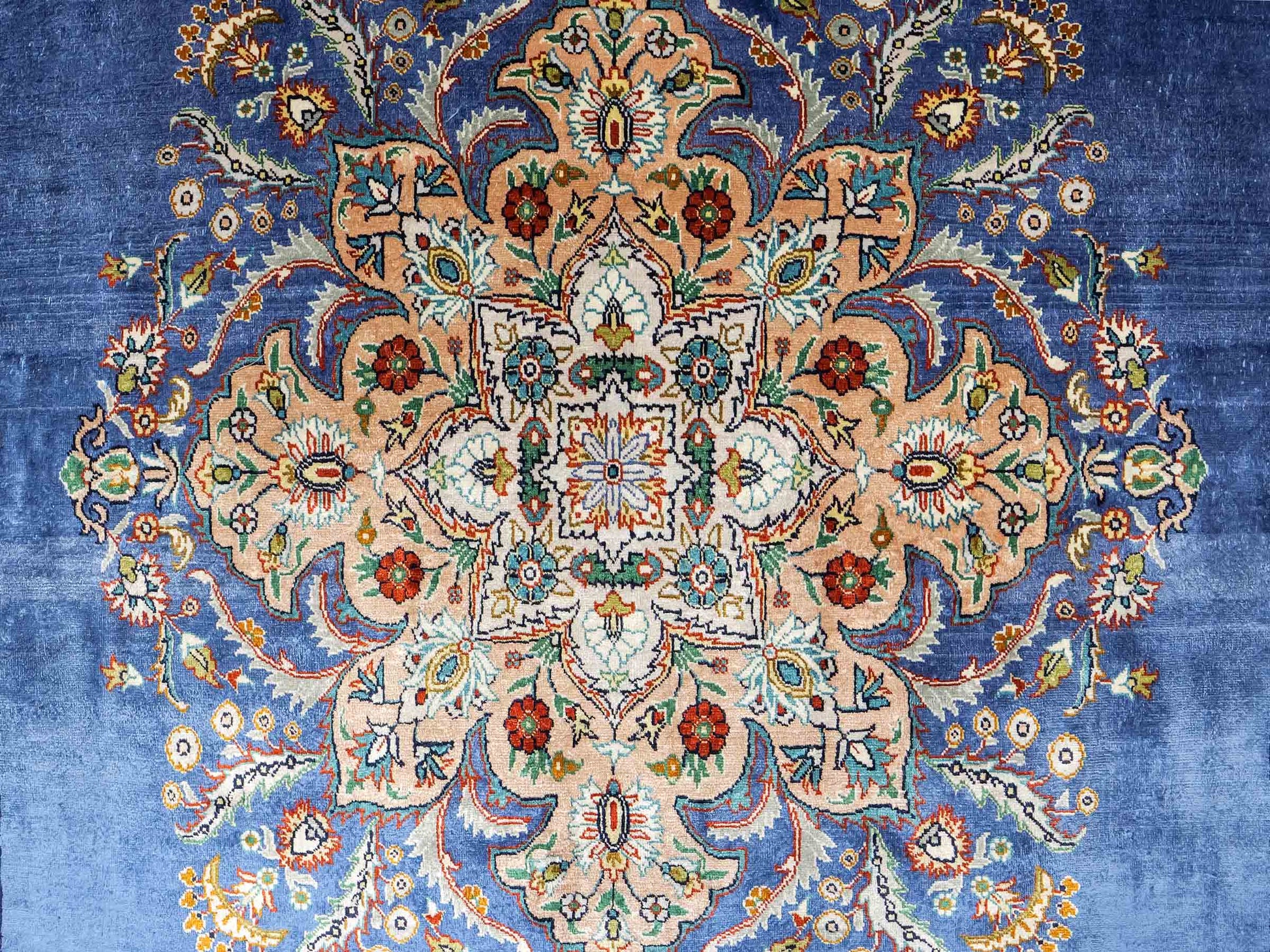 Sehr feiner, handgeknüpfter Khademi Orientteppich mit Hereke Design aus reiner Seide, blau, creme. 192x99 cm. Vertrieb durch Jupiter Intl.