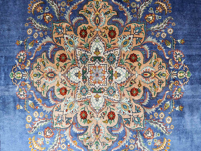 Sehr feiner, handgeknüpfter Khademi Orientteppich mit Hereke Design aus reiner Seide, blau, creme. 192x99 cm. Vertrieb durch Jupiter Intl.