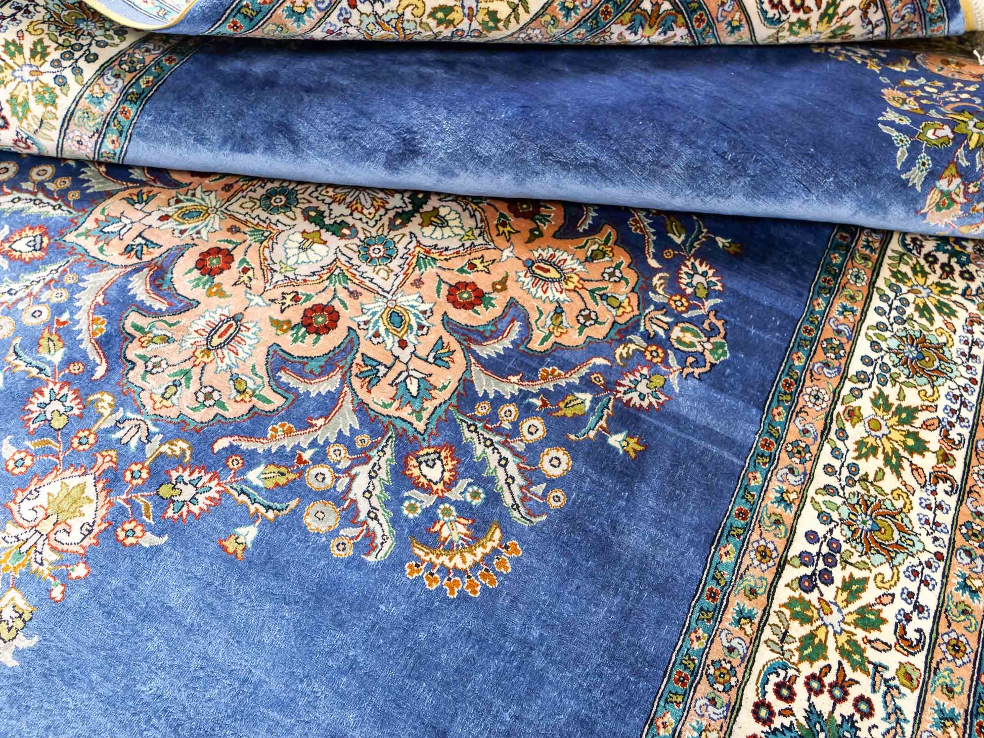 Sehr feiner, handgeknüpfter Khademi Orientteppich mit Hereke Design aus reiner Seide, blau, creme. 192x99 cm. Vertrieb durch Jupiter Intl.