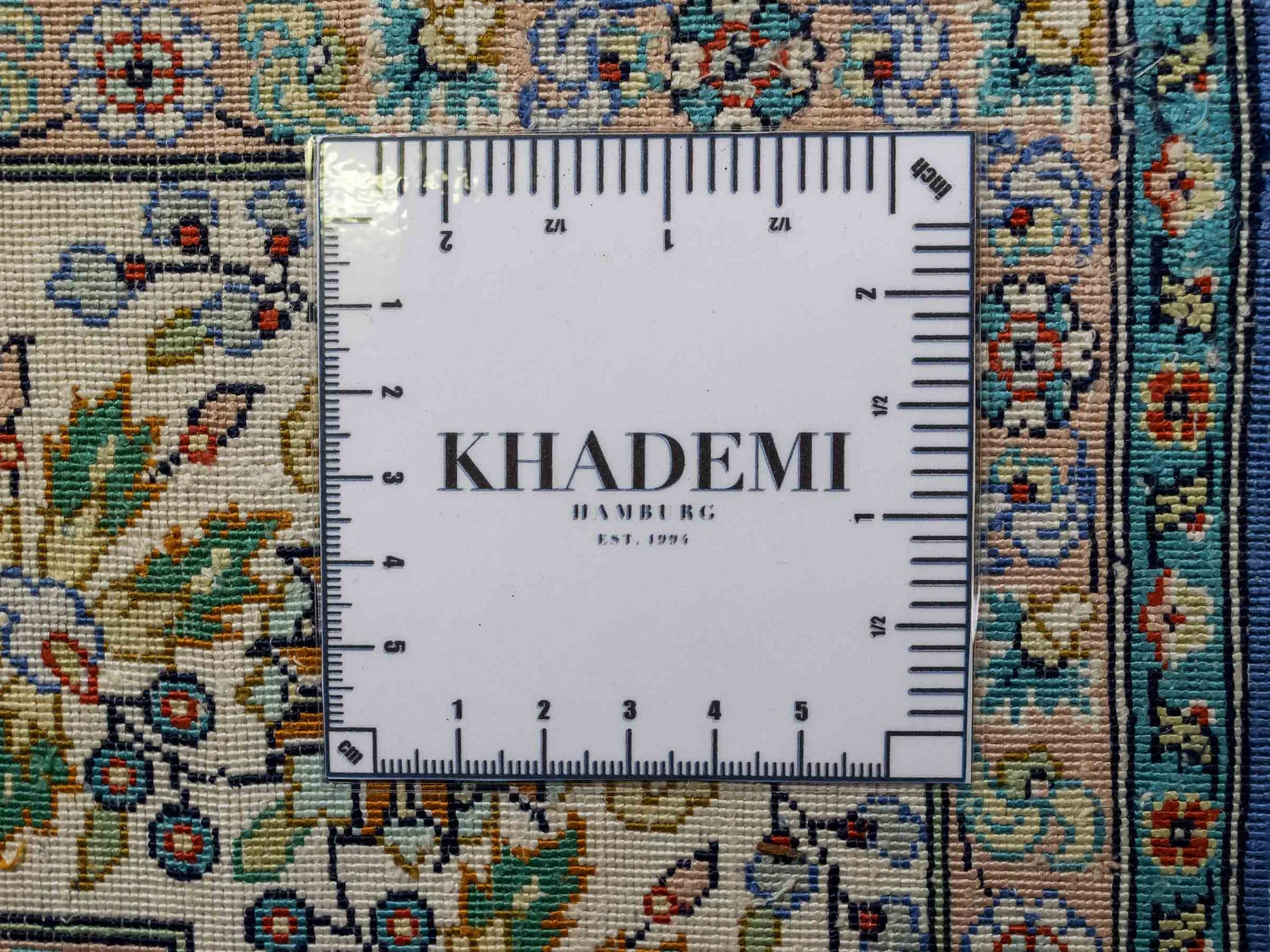 Sehr feiner, handgeknüpfter Khademi Orientteppich mit Hereke Design aus reiner Seide, blau, creme. 192x99 cm. Vertrieb durch Jupiter Intl.