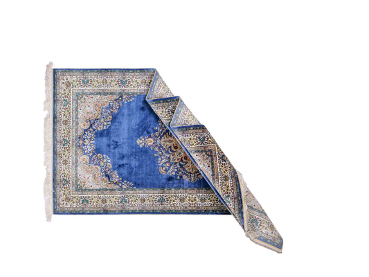 Sehr feiner, handgeknüpfter Khademi Orientteppich mit Hereke Design aus reiner Seide, blau, creme. 192x99 cm. Vertrieb durch Jupiter Intl.