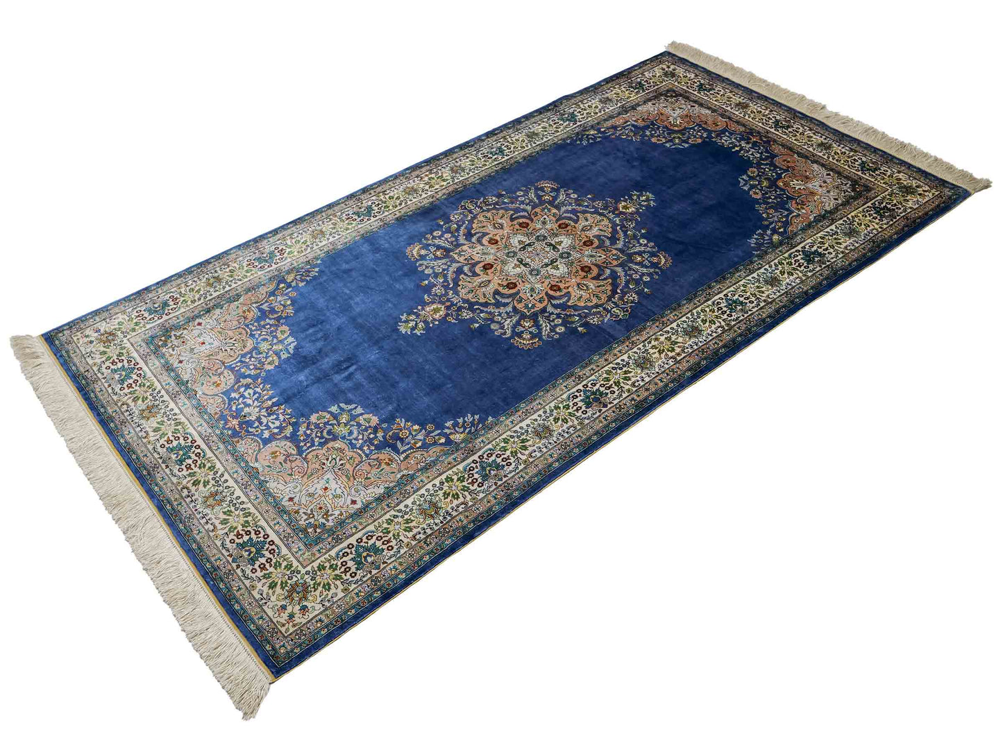 Sehr feiner, handgeknüpfter Khademi Orientteppich mit Hereke Design aus reiner Seide, blau, creme. 192x99 cm. Vertrieb durch Jupiter Intl.